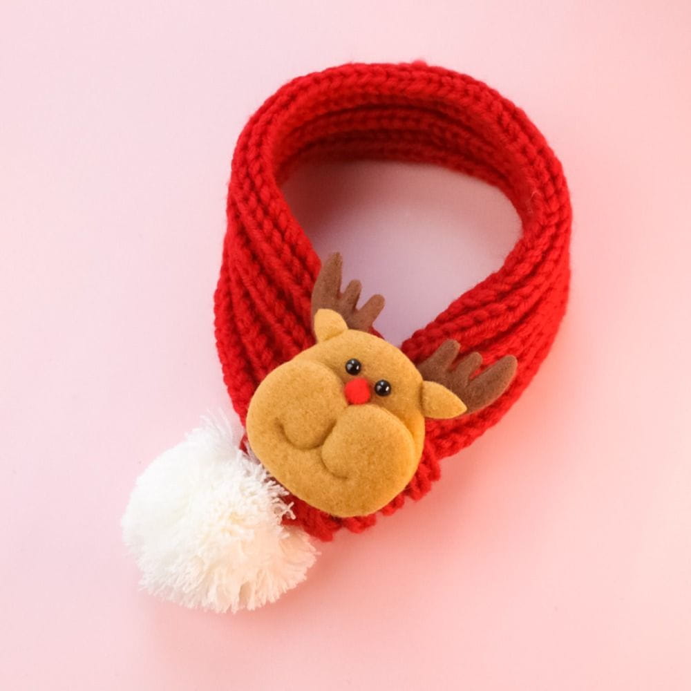 Chalina de Navidad para mascotas con diseño de cachorro y gatito tejida en vellón roja, con un encanto de reno esponjoso y pompón blanco.