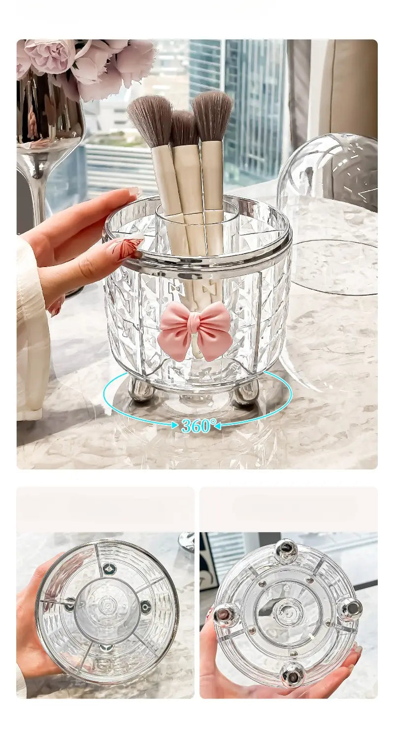 Porte-pinceaux en verre transparent tournant pour maquillage et organisation des cosmétiques, avec une décoration de nœud rose et des pieds à teinte argentée, pour le rangement des accessoires de maquillage.