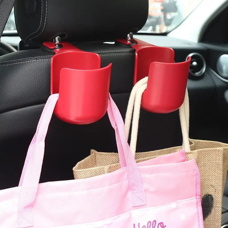 Portavasos de plástico rojo montados en los reposacabezas del automóvil como parte de la bandeja organizadora para consola central Icar V23.