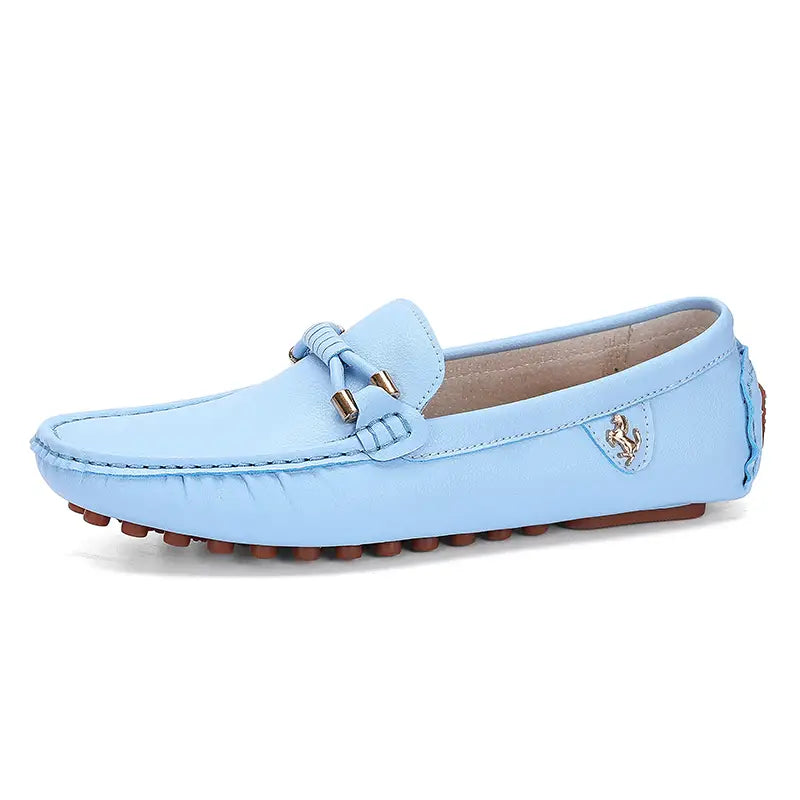 Les chaussures à enfiler habillées en cuir pour hommes se portent sans effort avec des chaussures décontractées en cuir bleu clair, agrémentées d’un gland torsadé, d’une quincaillerie ton or et du logo Ferrari sur le côté.