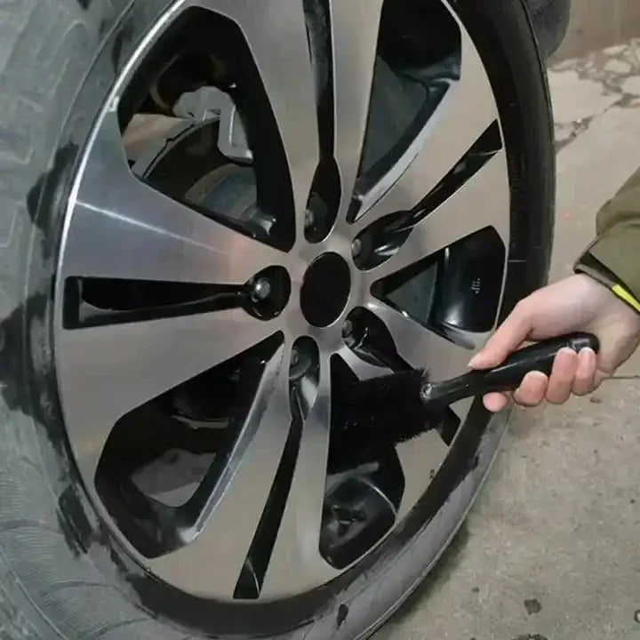 カーメンテナンス洗浄キットおよびディテーリングブラシセットに含まれる、黒色の剛毛ホイールブラシ。洗練された人間工学に基づくハンドル付きで、車両の効果的な清掃に資する。