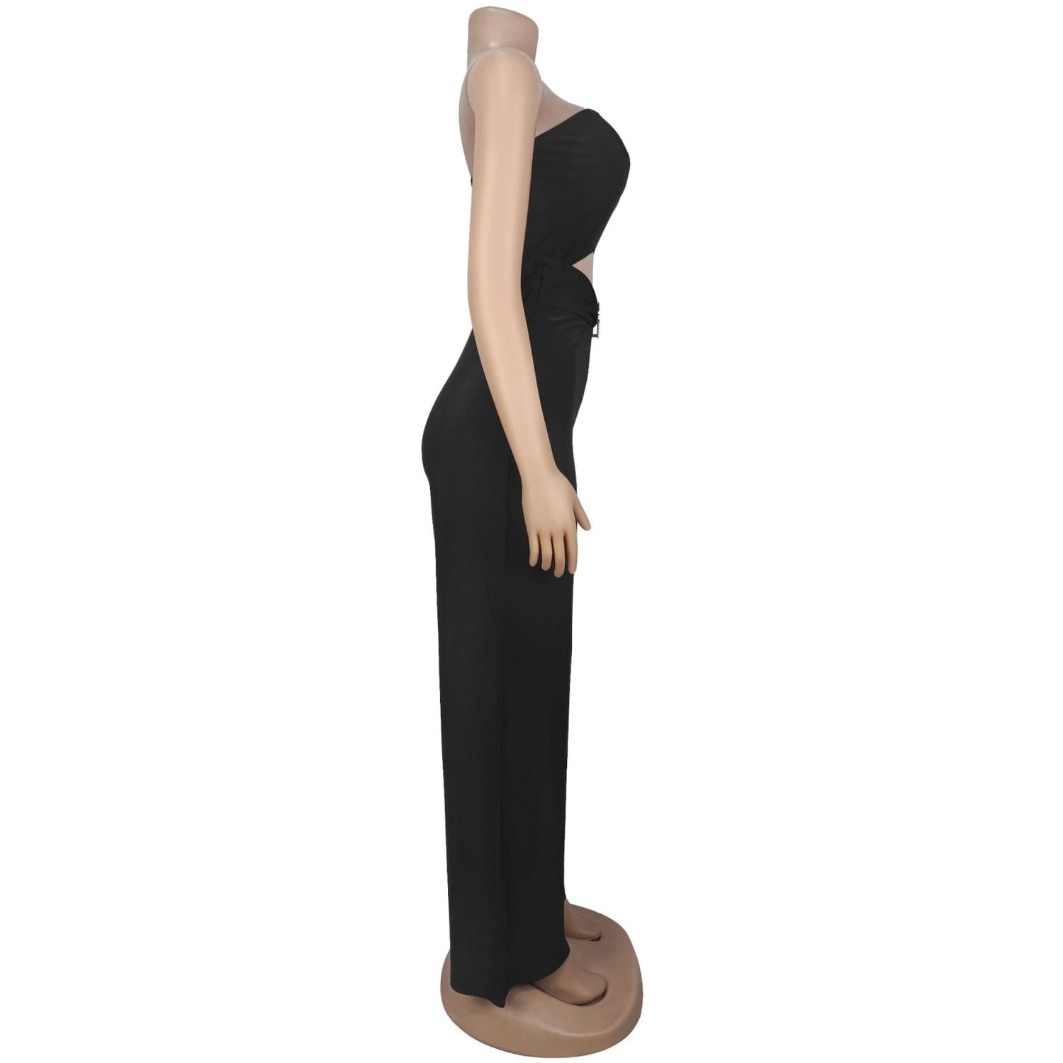 Schwarzer ärmelloser Satin-Jumpsuit mit hohem Beinschlitz und weitem Bein sowie einer Aussparungsdetail am Saum seitlich.