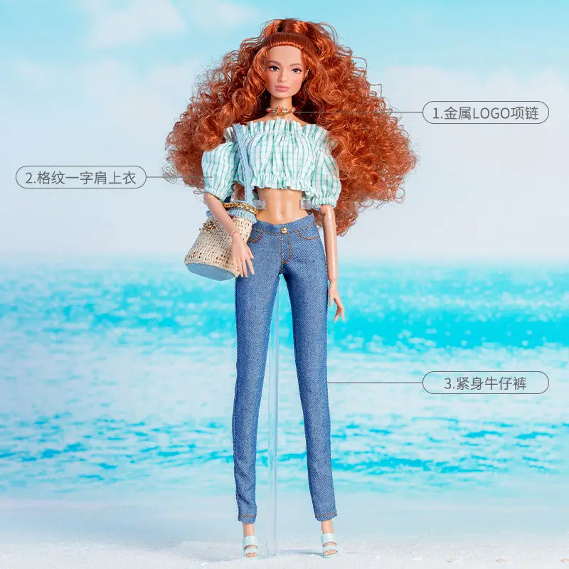 1／6スケールドール用ドレス小物アクセサリーとギフトセット。ボリュームのあるカーリィなあずき色の髪のバービー人形が、ライトブルーとホワイトのストライプのオフショルダー上衣と、フィット感のあるデニムジーンズを着用している。