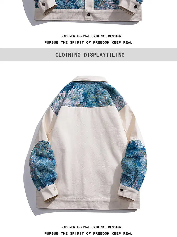 Eine Bomberjacke im Streetwear-Stil aus cremefarbenem Denim mit floraler Stickerei; mit aufwendiger blauer floraler Stickerei an den Schultern und Bündchen.