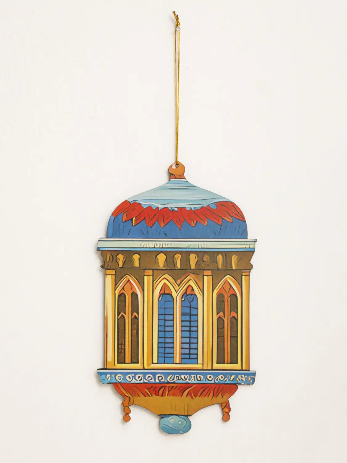 Un farol de luna y estrella para decoración de pared de Ramadán islámico, de madera pintada a todo color, en estilo moderno, con forma de edificio gótico en miniatura y acentos azules y rojos.