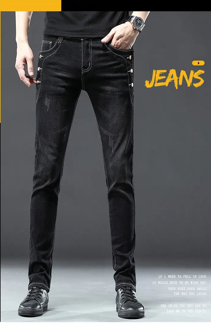 Jeans slim en denim extensible vintage pour hommes, lavage gris, avec denim noir à coupe slim et boutons décoratifs argentés sur les coutures latérales.