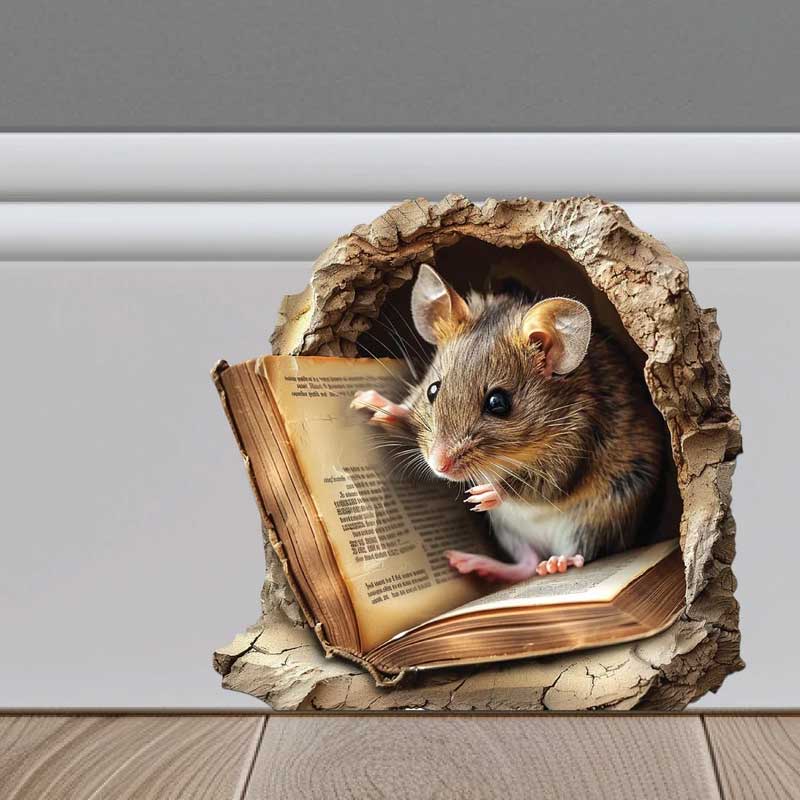 Une charmante souris brune et blanche apparaît en surplomb d’une décoration murale 3D, conçue comme un autocollant amovible en PVC, représentant un livre ancien aux bords fissurés d’aspect pierre, idéal pour des autocollants de format décoratif.