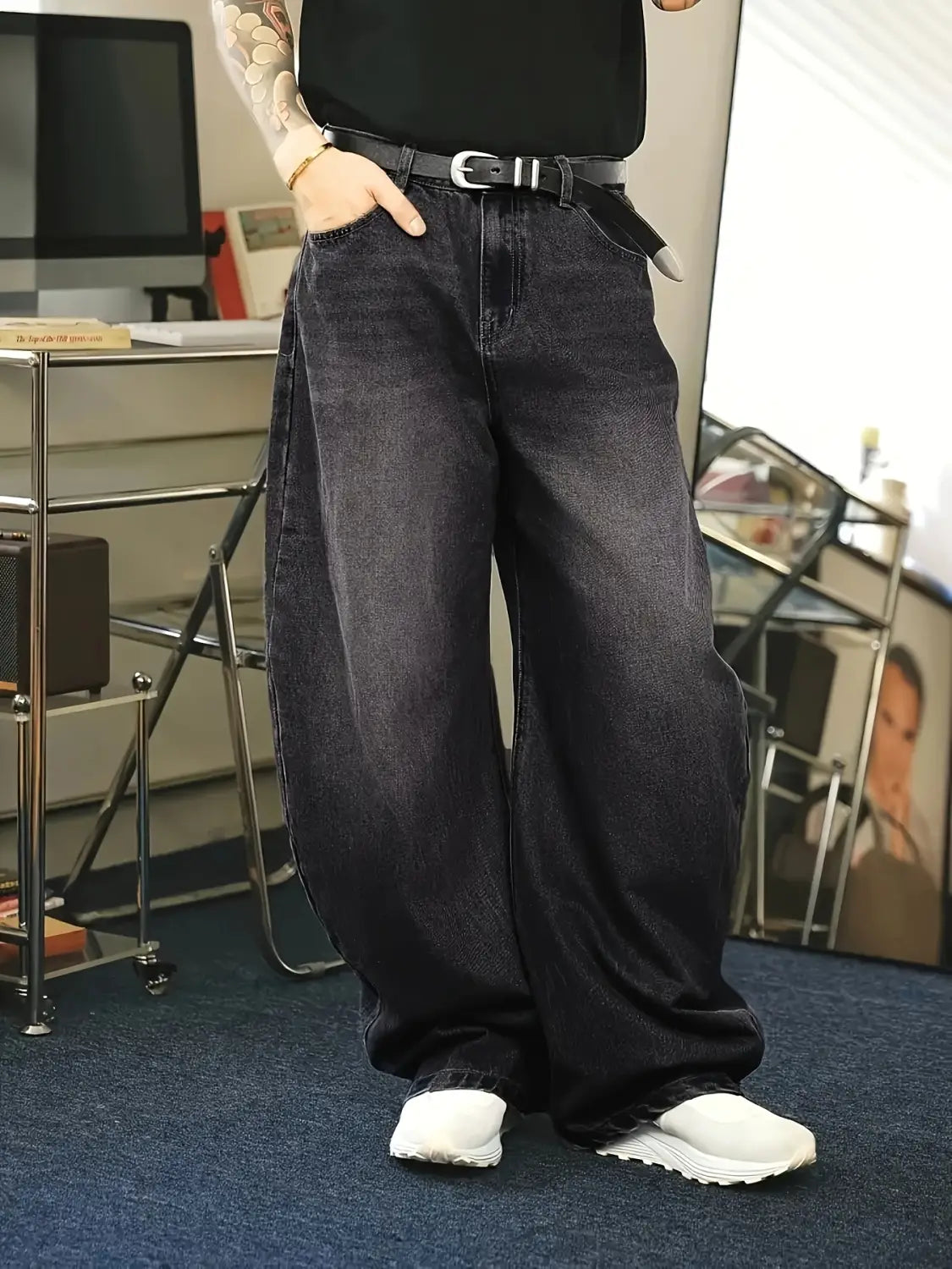 Jeans en denim à jambe large pour hommes au lavage foncé, style rétro streetwear ample et ceinture noire.