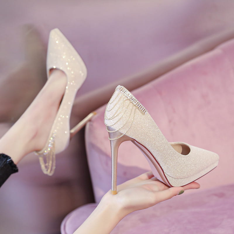 Schimmernde Plateauschuhe in Champagnerfarbe für die Braut mit funkelnden Strassdetails entlang von Absatz und Spitze für Kristall-Hochzeitschuhe.