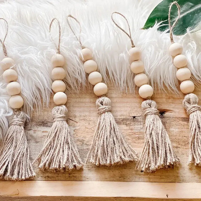 Beiger hölzerner Perlengirlanden-Tassel-Anhänger mit natürlichen Juteschnüren und Tasseln aus Holz.