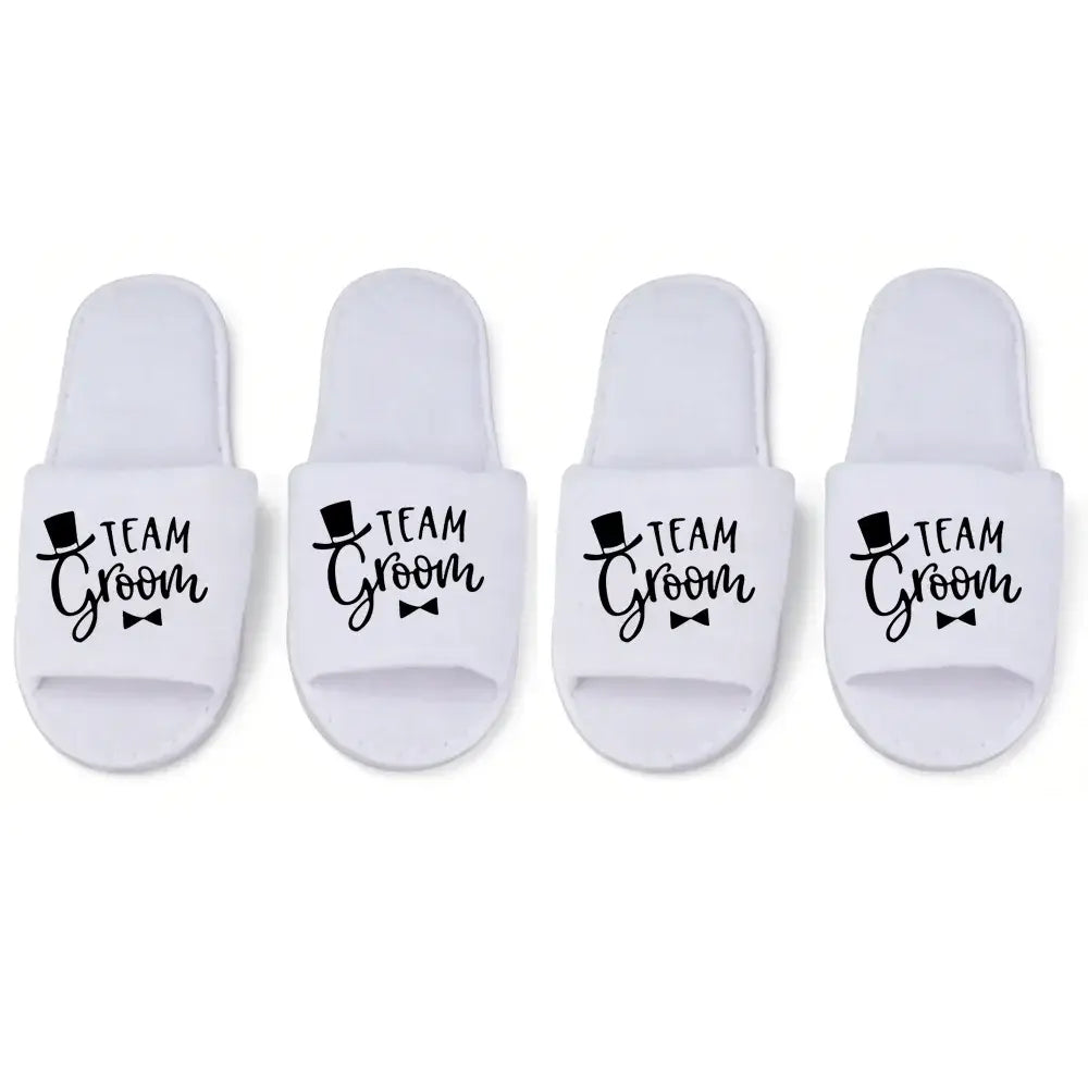 Weiße Team-Groom-Slide-Sandalen mit schwarzem gedrucktem Text- und Fliegedesign, ideal für das Schuhwerk der Hochzeitsgesellschaft