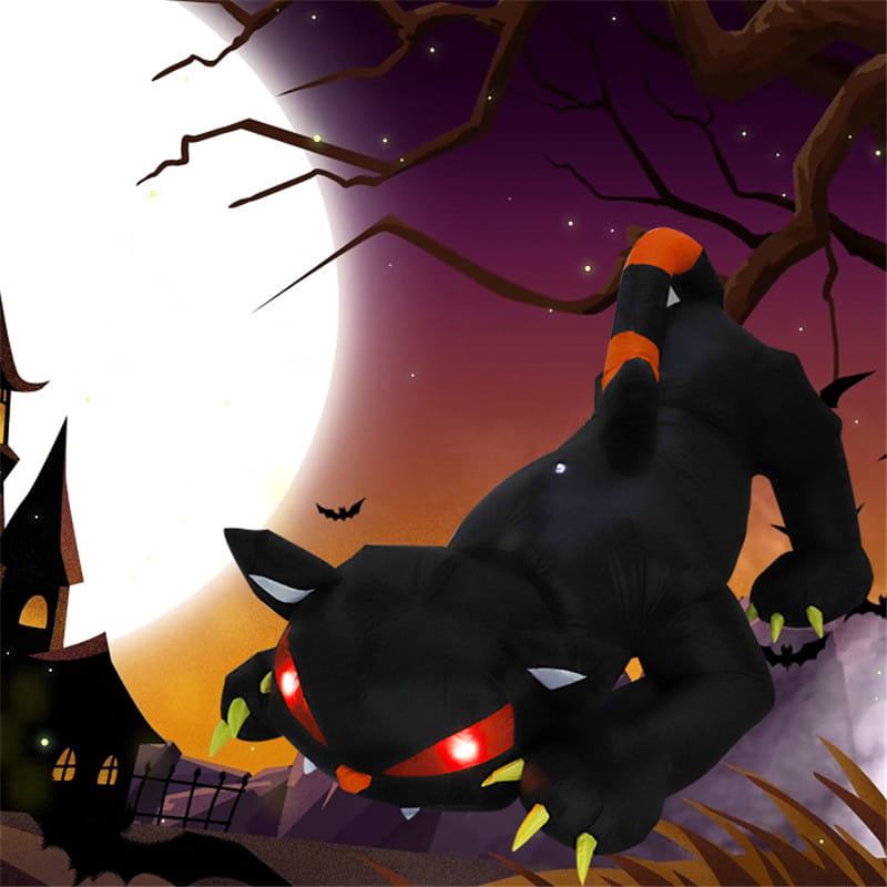 Die 1,8 m aufblasbare schwarze LED-Halloween-Gartendeko einer Katze zeichnet sich durch ein cartoonartiges Design mit leuchtend roten Augen und orangenen Akzenten an Schwanz und Ohren aus, in einer Halloween-Szene.