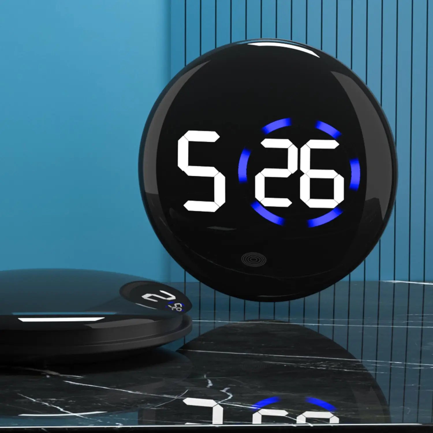 発光する青色のLED数字と、洗練されたモダンなデザインを備えたブラックの円形カー用デジタル時計ダッシュボードLEDディスプレイ。