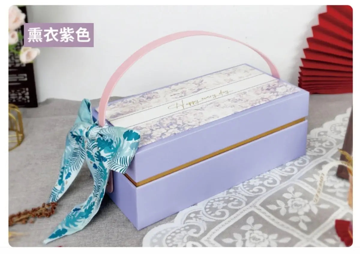Coffret-cadeau de mariage de luxe pour la demoiselle d’honneur et le meilleur ami, en lavande, avec motif floral, bordure dorée, poignée rose et nœud de ruban turquoise.