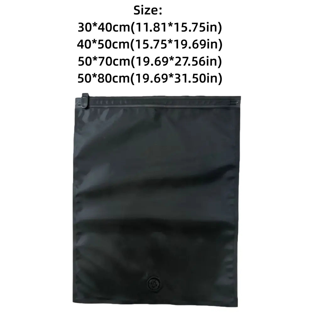 Sac de stockage sous vide noir à finition mate et tirette de fermeture à glissière renforcée, conçu comme un sac sous vide à enrouler pour une compression en déplacement.