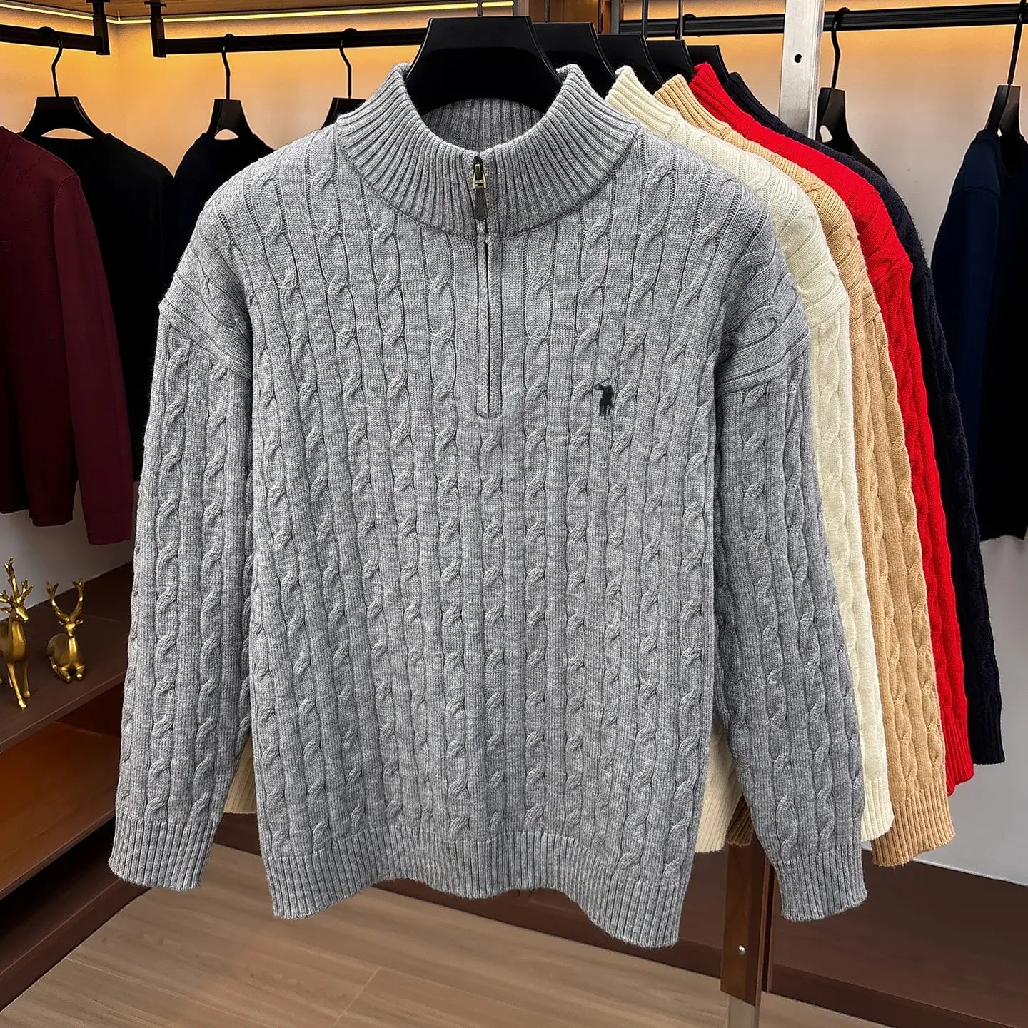 Herren-Designer-Sweater aus grauem Zopfmusterstrick mit halbem Reißverschluss, mit geripptem Kragen und Bündchen, mit dem ikonischen Polo-Ralph-Lauren-Logo auf der Brust.