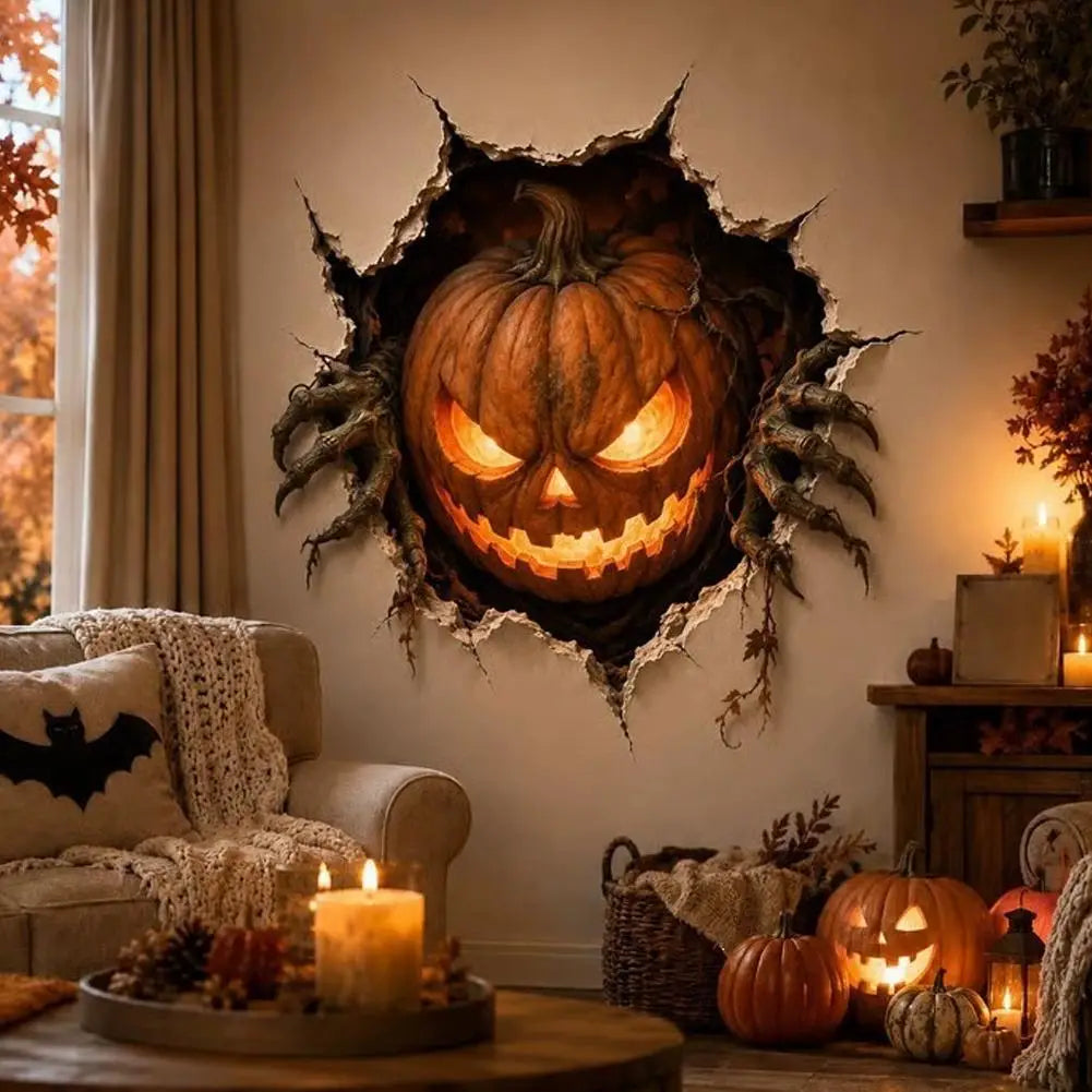 Un autocollant mural 3D pour Halloween en papier : une citrouille orange lumineuse, au sourire menaçant et aux bords anguleux tranchants, éclate à travers le mur comme si elle avait été déchirée par des griffes.