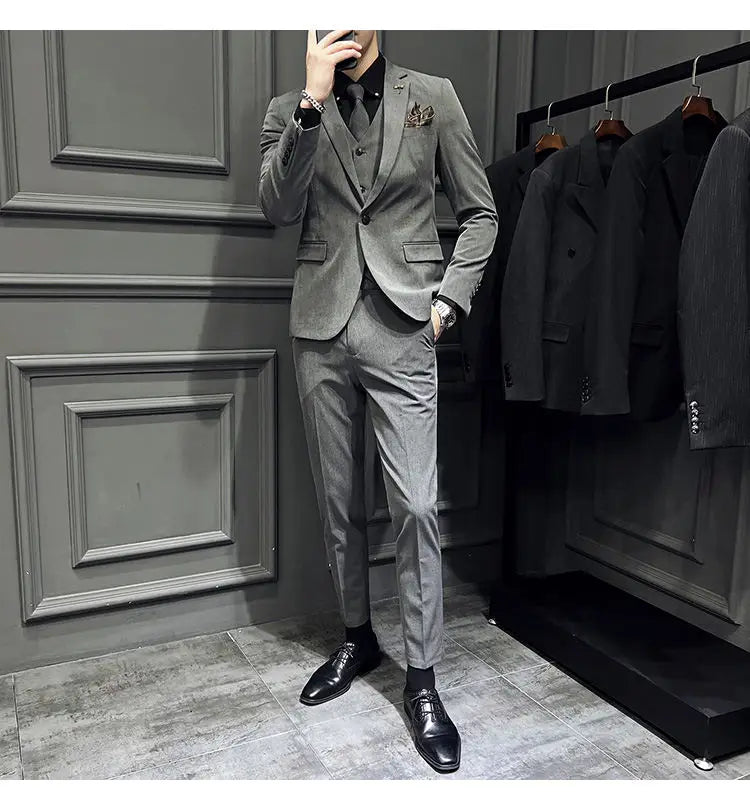 Ensemble de costume slim fit pour homme gris texturé, avec fines rayures discrètes, pochette de costume assortie et 9 pantalons courts à la cheville, avec un type de fermeture par boutons.