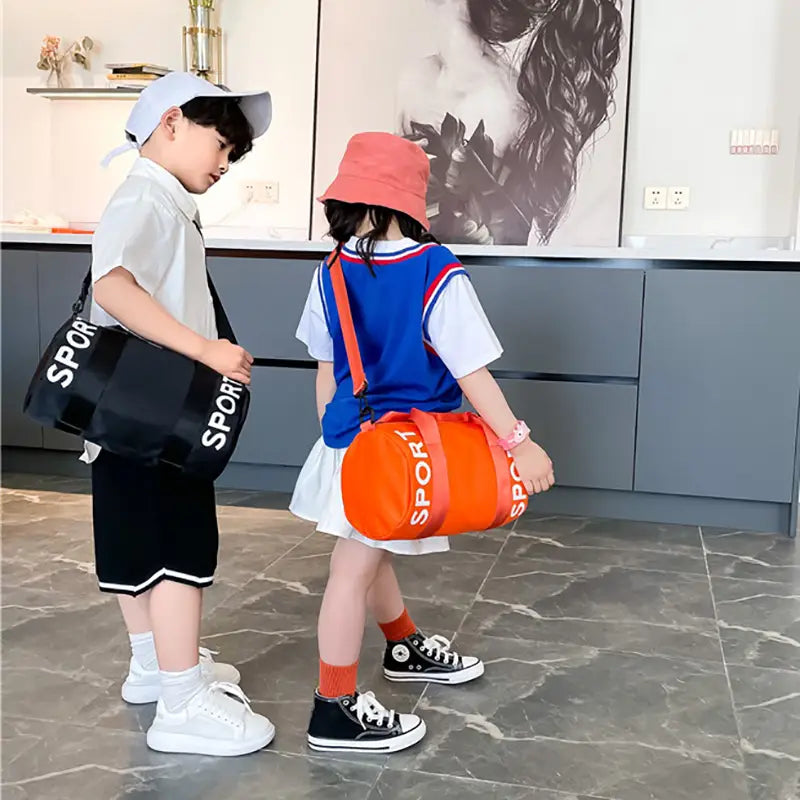 Kinder-Sport-Reise-Sporttasche für Gym und Crossbody-Gepäck in schwarzem und orangefarbenem zylindrischem Design mit Sportbeschriftung für vielseitige Verwendung