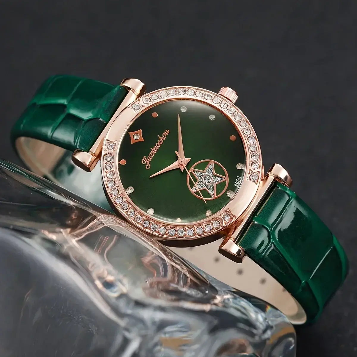 Green quartz watch and jewelry set for women featuring an emerald green crocodile-patterned leather strap, rose gold case and diamond-encrusted bezel, with an elegant star motif on the dark green dial.