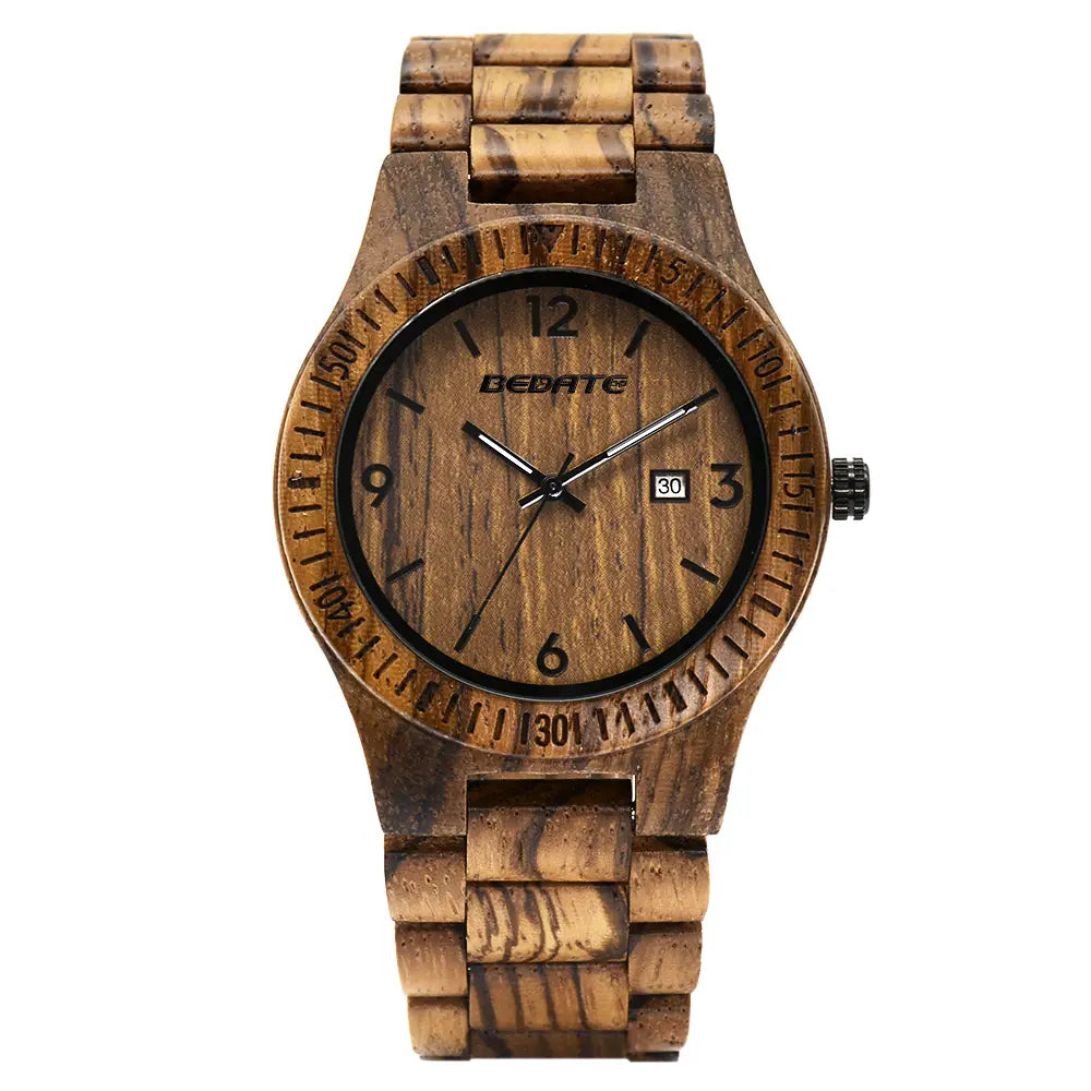 Eine rustikale hölzerne Armbanduhr für Herren, Quarz, mit leuchtender Datumsanzeige; mit natürlichem Maserungsmuster, schwarzen Stundenmarkern und Zeigern.