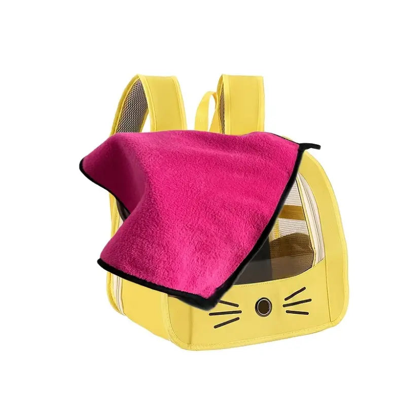 Sac à dos de transport pour animal portable en forme de chat jaune avec une couverture polaire rose fixée à l’avant.