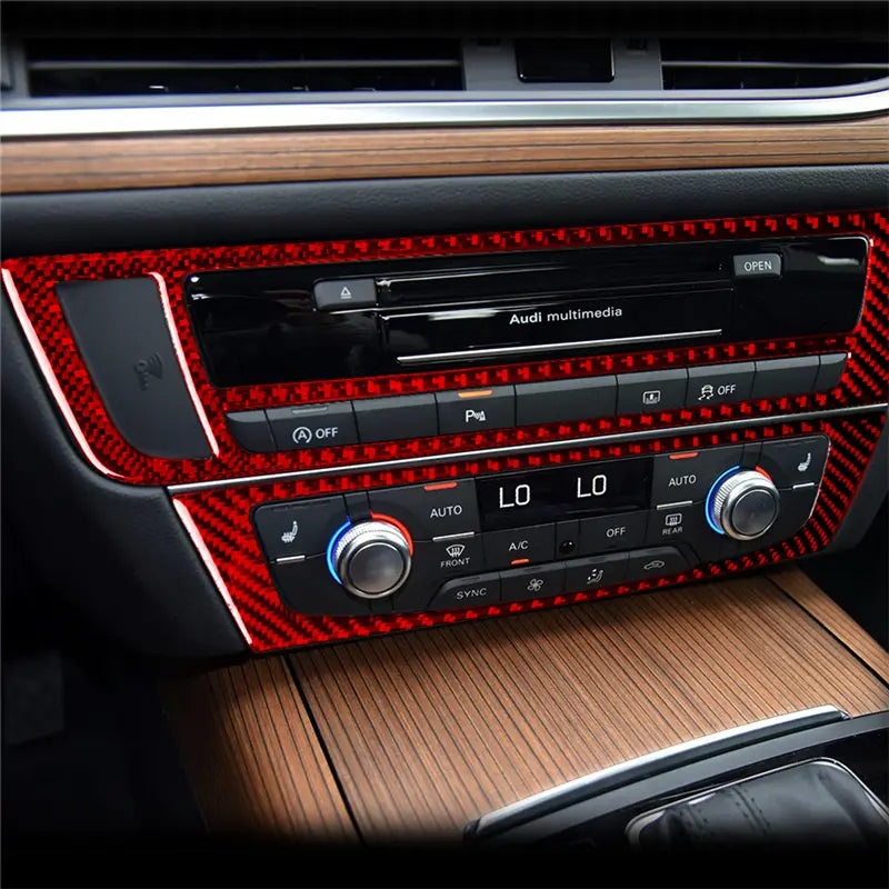 Rote Zierleiste aus Carbonfaser mit glänzender Oberfläche, ausgelegt für die passgenaue Montage um die Audi A6 A7-Multimedia-Konsole von 2012 bis 2018.