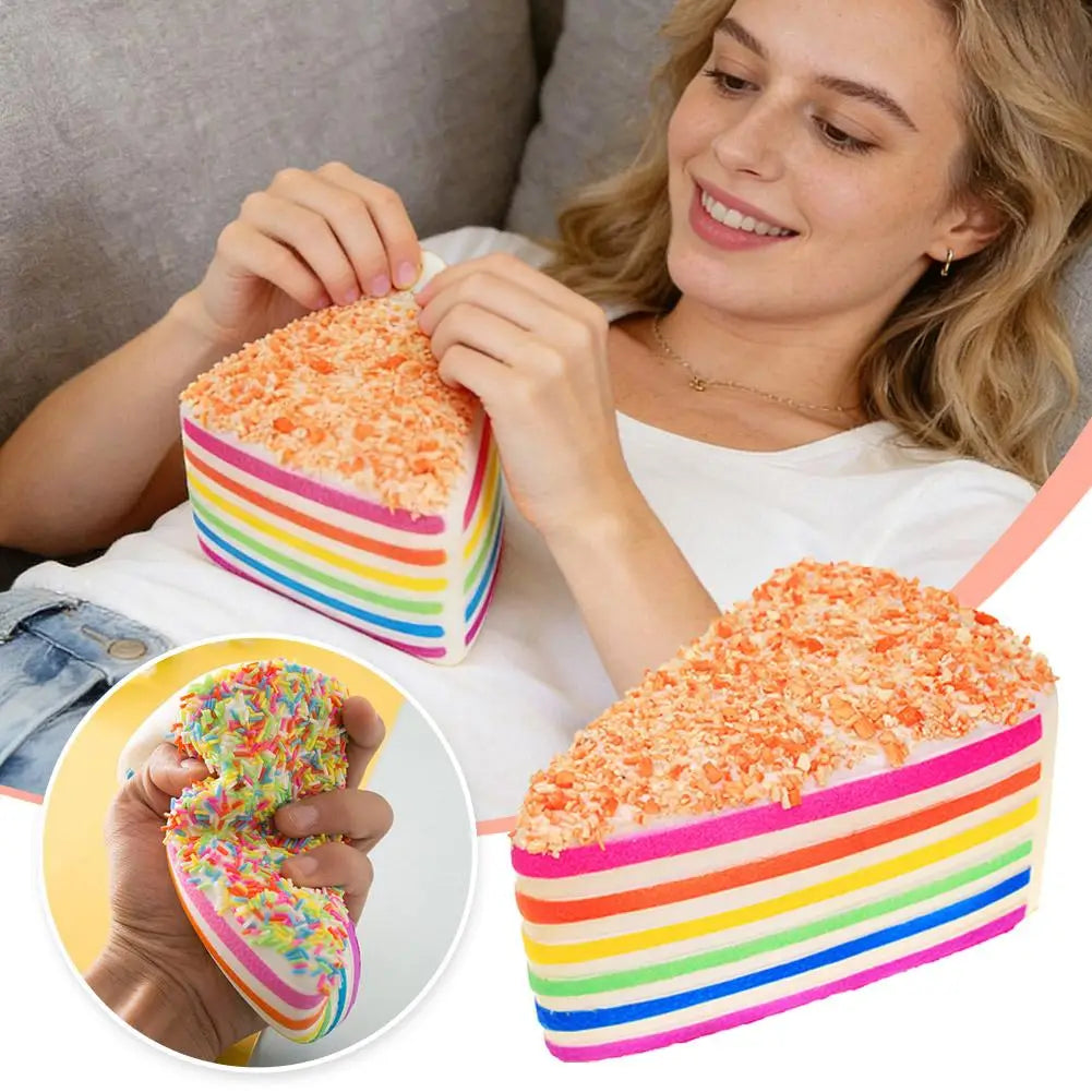 Jouet antistress à gâteau arc-en-ciel à rebond lent, en forme de gâteau superposé rayé arc-en-ciel, avec des flocons de coco orange sur le dessus.