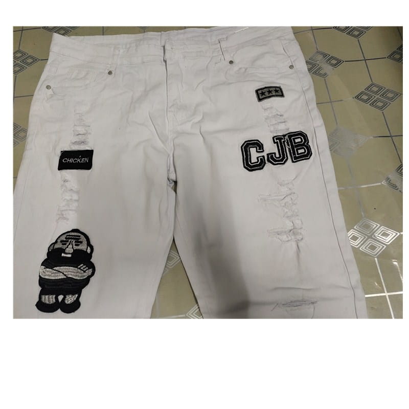 Shorts en denim blanc avec un lettrage « cjb » brodé noir et des patchs de poulet en dessin animé, présentant des détails déchirés et usés, pour des jeans skinny déchirés slim hip-hop pour hommes, brodés.