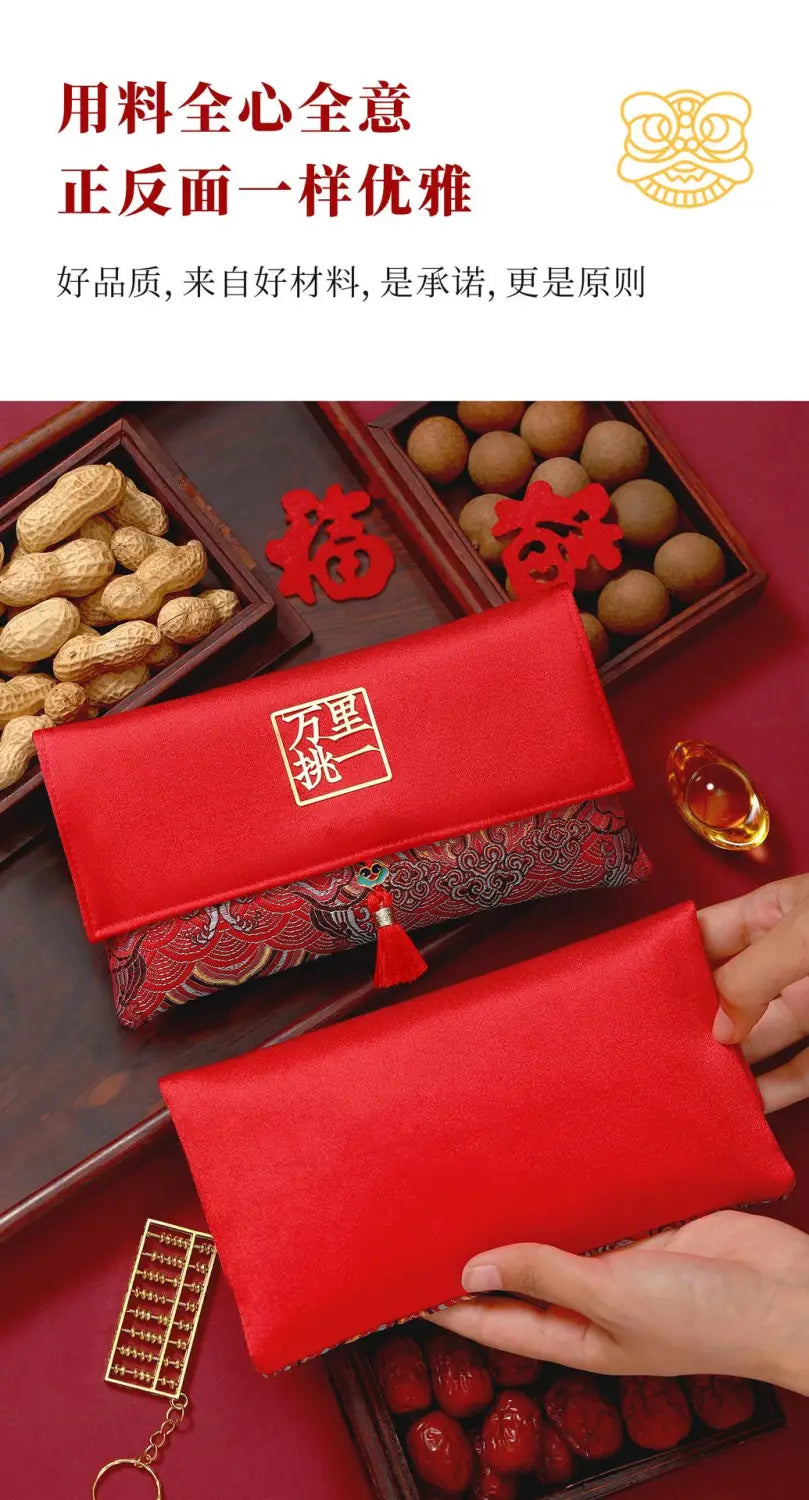 金色の刺繍文字と房飾りを備えた赤色の結婚式用封筒ギフト袋。