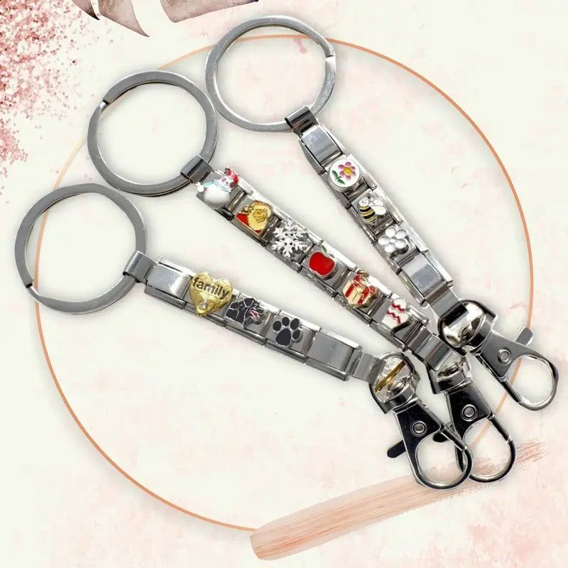 Tres llaveros con dije de eslabones italianos con acabado plateado, con cadenas metálicas entrelazadas y dijes festivos con corazón, huella de pata y esmalte de colores para uso personalizado en bricolaje