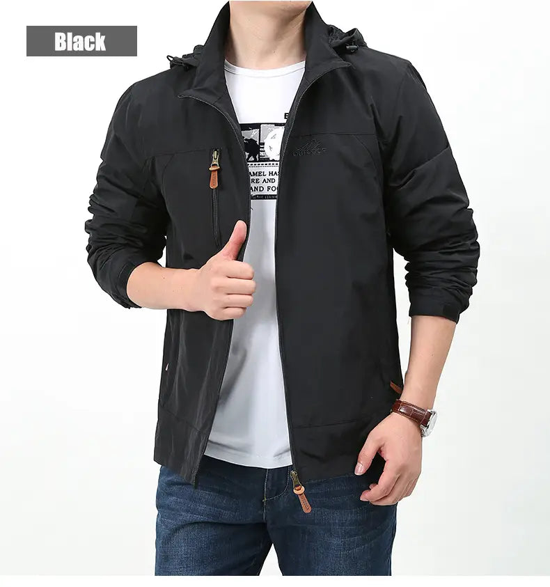 chaqueta cortavientos impermeable negra con capucha para hombre Naturehike, con cierres de cremallera y tiradores de cuero marrón