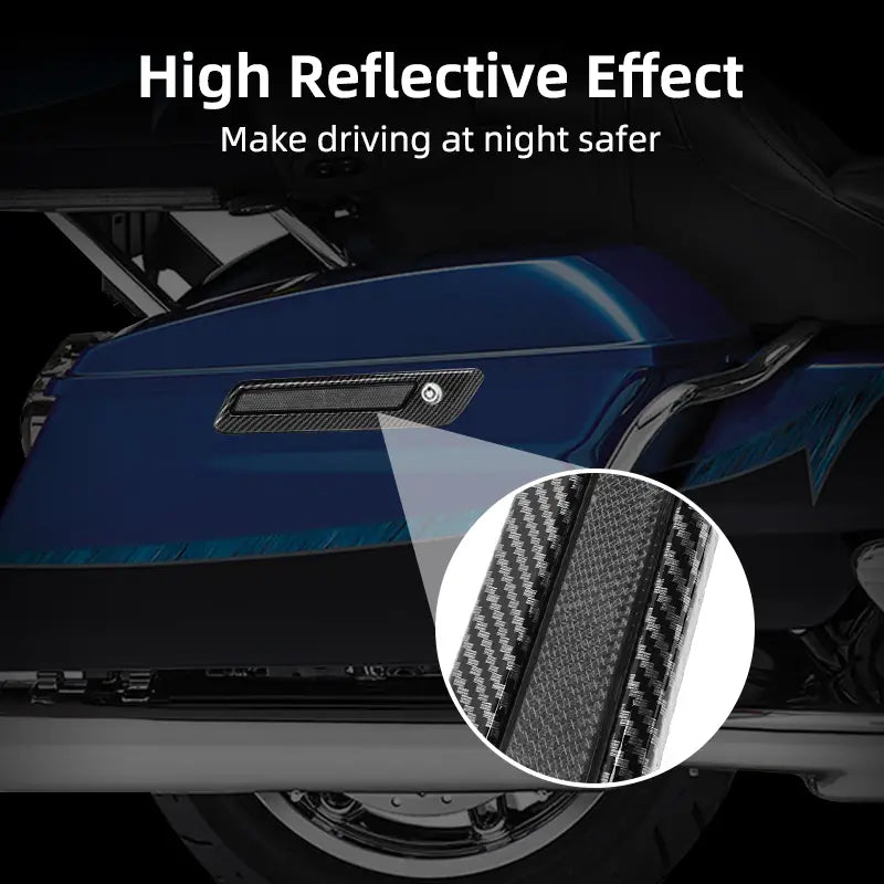 Cubierta de pestillo de alforja con textura tipo fibra de carbono para Harley Touring de 2014 en adelante con alto efecto reflectante para mejorar la visibilidad nocturna.
