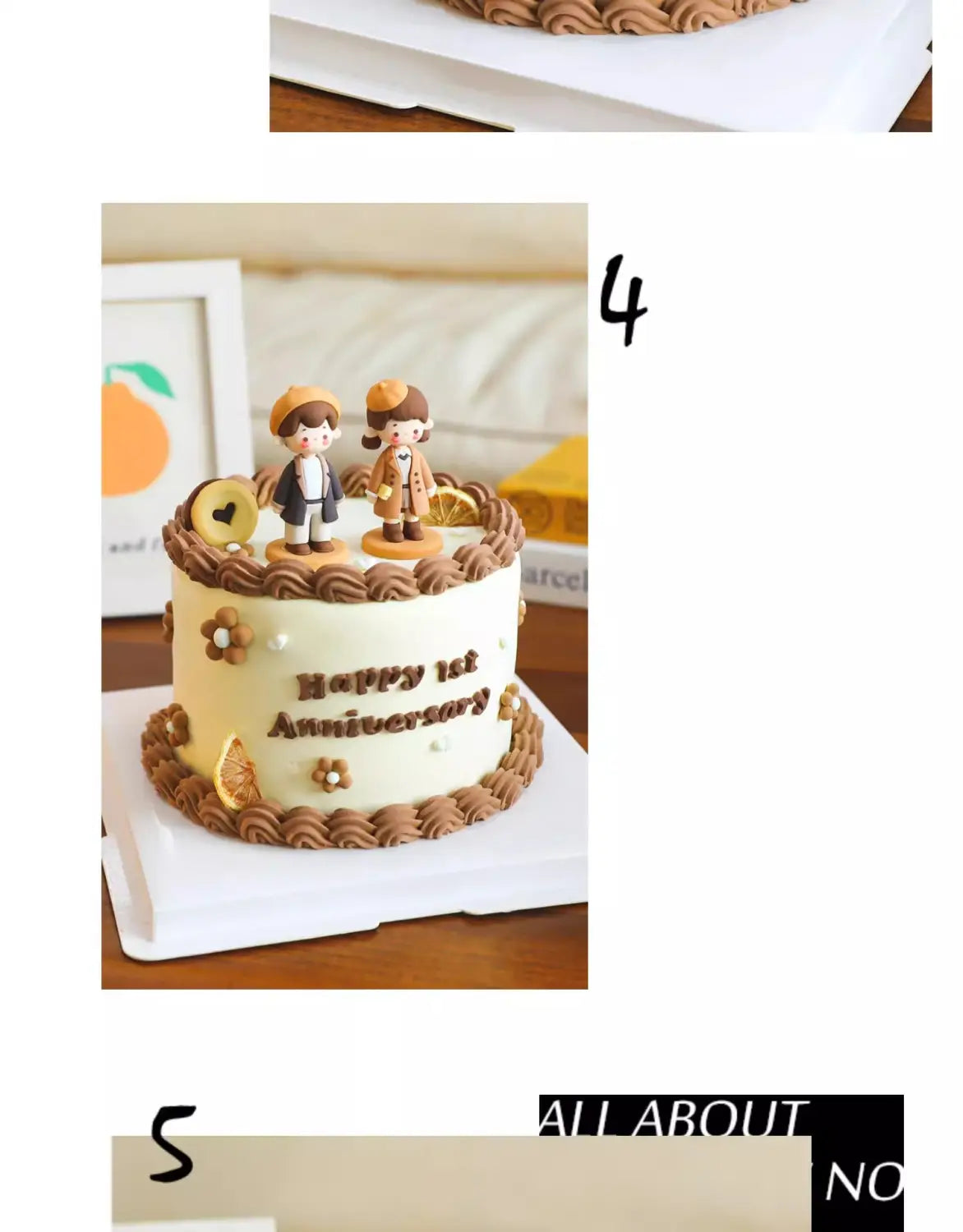 Un gâteau glacé blanc avec des bordures décoratives faites de piping brun, des fleurs d’ornement et deux petites figurines en PVC représentant un couple en tenues assorties, pour la décoration d’anniversaire de la Saint-Valentin.