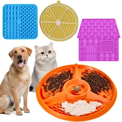 Comedero lento de silicona naranja con tres compartimentos y bola central incluida, mostrado junto con una mochila de viaje para mascotas de tela Oxford, para caminatas y suministros para mascotas.