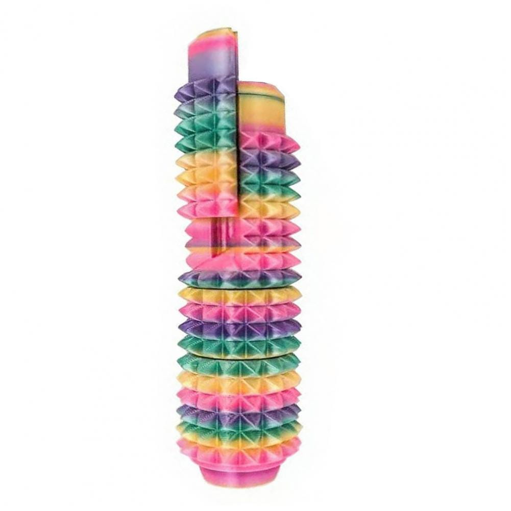 Un rodillo giratorio para fidget con pinchos de colores arcoíris vibrantes, fabricado con material flexible y suave, con un diseño segmentado con textura para aliviar el estrés y para uso como juguete sensorial tipo fidget.