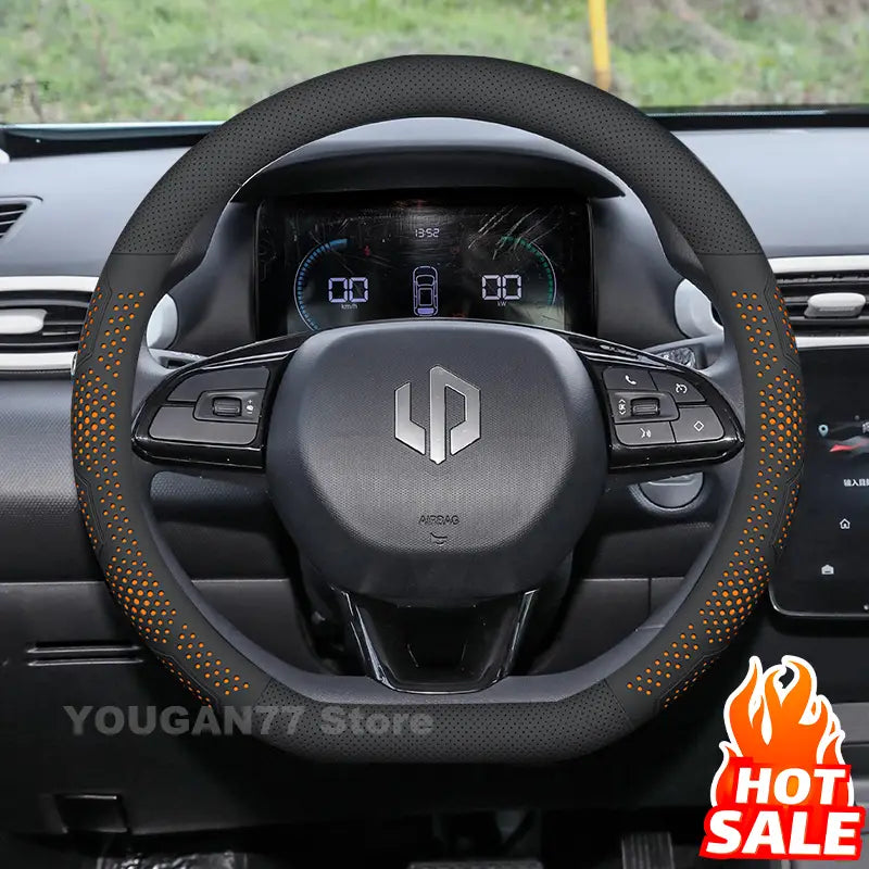 Funda para volante de cuero perforado negro con acentos en color naranja para el Leapmotor T03.