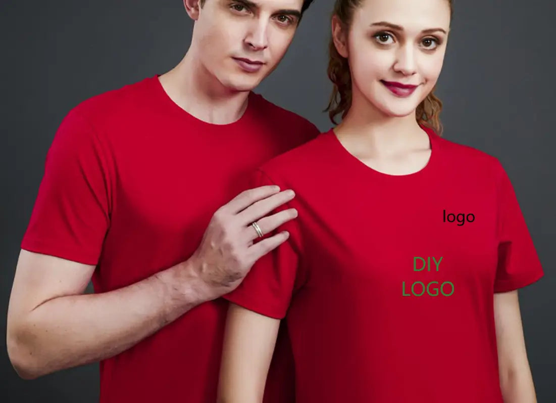 赤のメンズ向けグラフィックプリント半袖コットンTシャツ。シンプルなクルーネックで、胸元に対照的な濃色の文字でカスタマイズ可能なDIYロゴテキストをあしらっています。