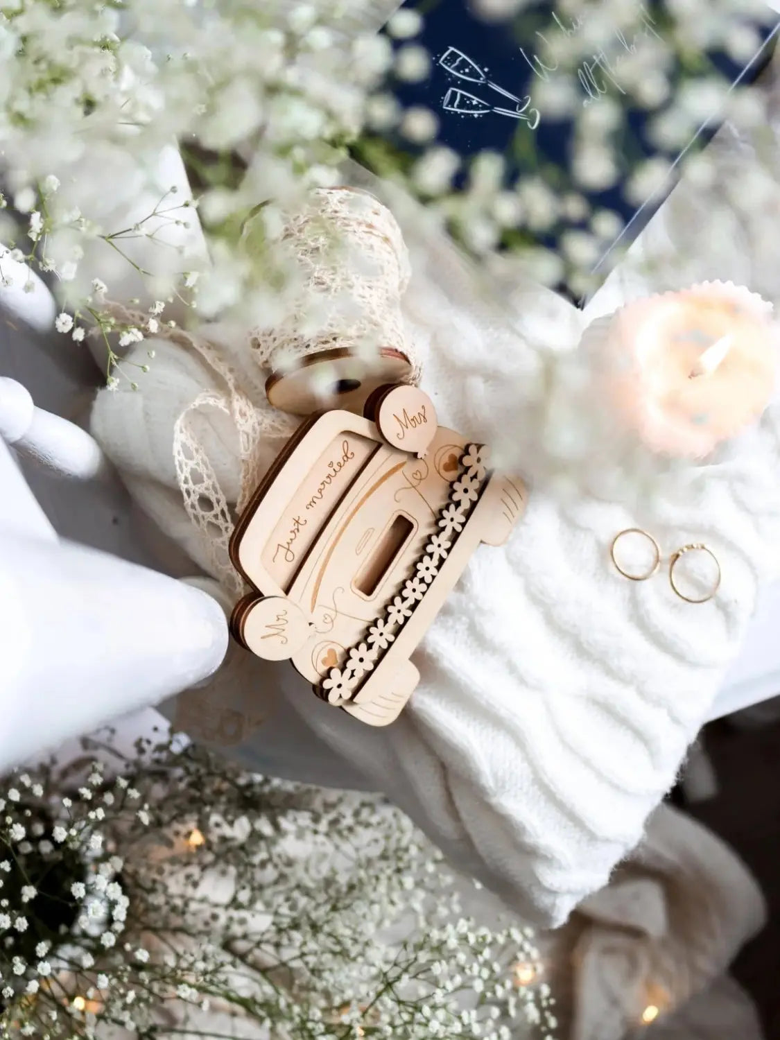「Just married（ただいま新婚）」とハートを刻んだ、繊細な淡い色の木製の車型記念品。木製の結婚用車型貯金箱として、贈り物入れに適した品です。
