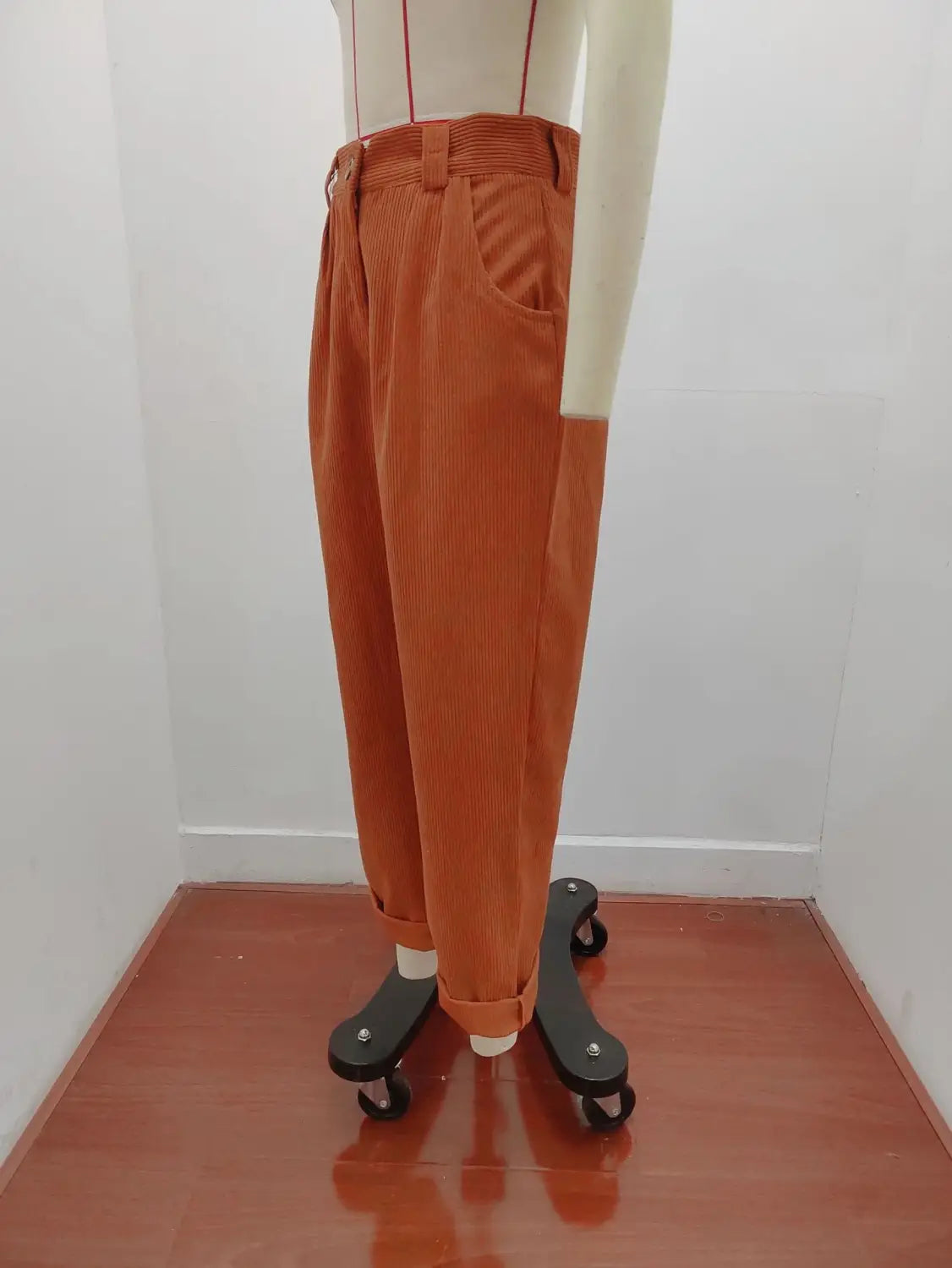 Pantalon en velours côtelé orange taille haute ample avec devant plissé.
