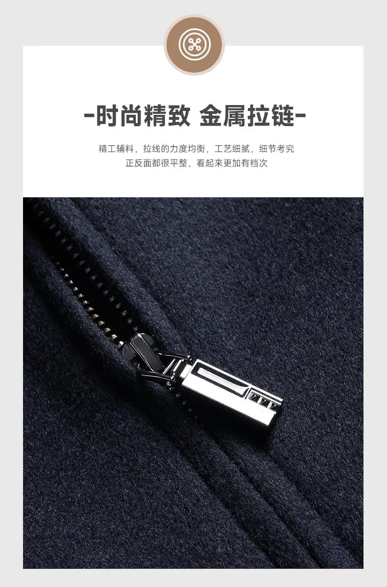 Poignée de fermeture éclair métallique élégante à design rectangulaire moderne et finition argentée polie sur un manteau d’hiver à fermeture éclair pour homme en laine à 100 %.