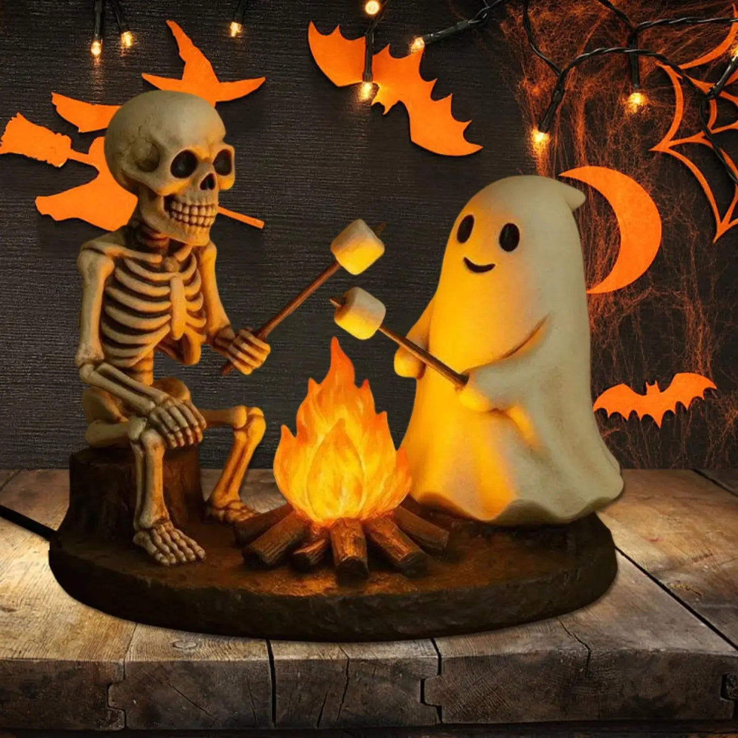 lanterne de nuit de feu de camp fantomatique avec une figurine de fantôme squelette et un fantôme rôtissant des guimauves dans une lanterne de camp à DEL thématique Halloween.