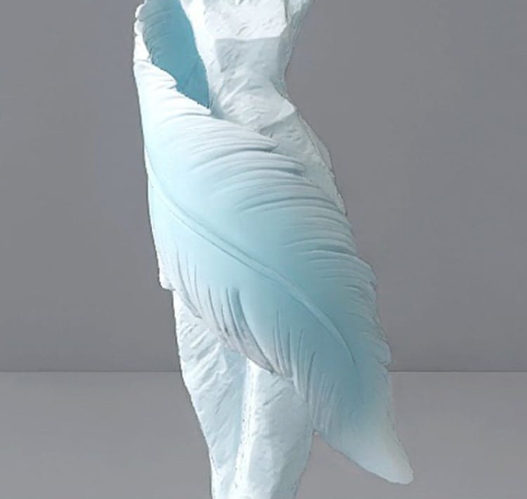 Une figurine de danseuse en résine sculptée aux ailes fluides blanc et bleu clair en forme de plumes, mesurant 12x12x40 cm, conçue pour la décoration intérieure moderne et des effets d'exposition