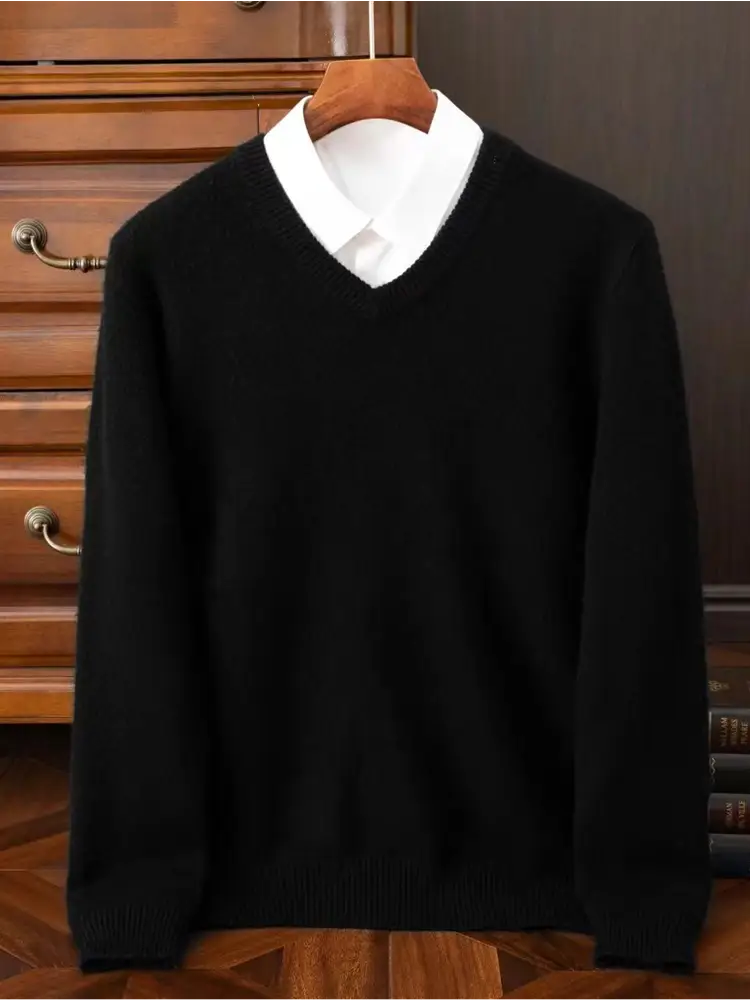 Herren-Merino-Cashmere-V-Ausschnitt-Pullover in Schwarz mit einem klaren weißen Kragen, der hervorblitzt, gefertigt aus weichem Strickstoff.