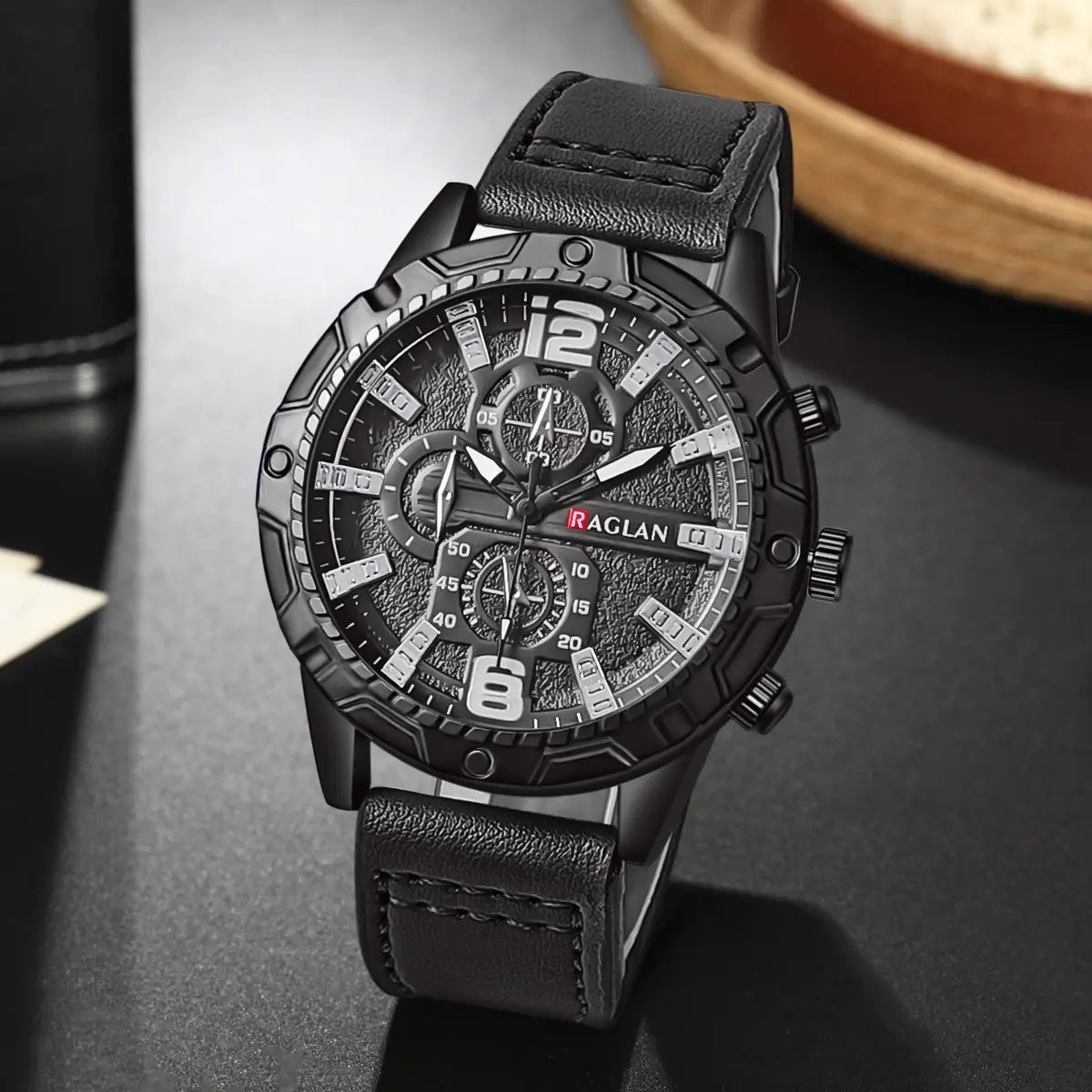 Montre à quartz pour homme avec chronographe, en cuir, avec bracelet en cuir noir, boîtier noir robuste texturé et accents à tons argentés sur le cadran.