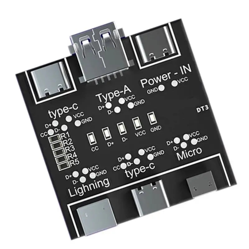Schwarze rechteckige USB-Kabeltester-Adapterplatine mit mehreren Anschlüssen, einschließlich Typ-A-, Lightning- und Micro-USB-Steckverbindern, mit silberfarbenen Metallkontakten für Typ-C- und mobile Geräte.