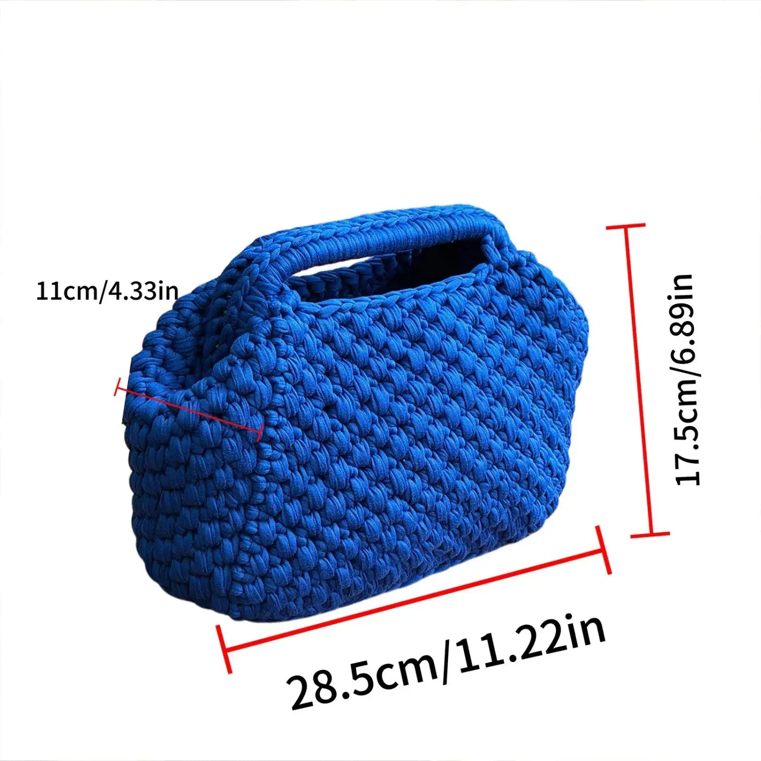 Un bolso bandolera tejido a crochet de color azul real vibrante, con patrón de punto abultado y asa superior integrada, ideal como bolso para vacaciones de playa.