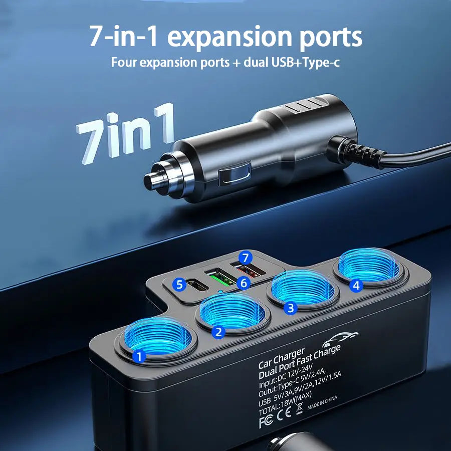 デュアルUSBおよびタイプCポートを備えたブラックの7-in-1車載充電器。青色LEDライトで照らされた4つの拡張スロットにより、高速120Wのマルチポート充電を実現します。