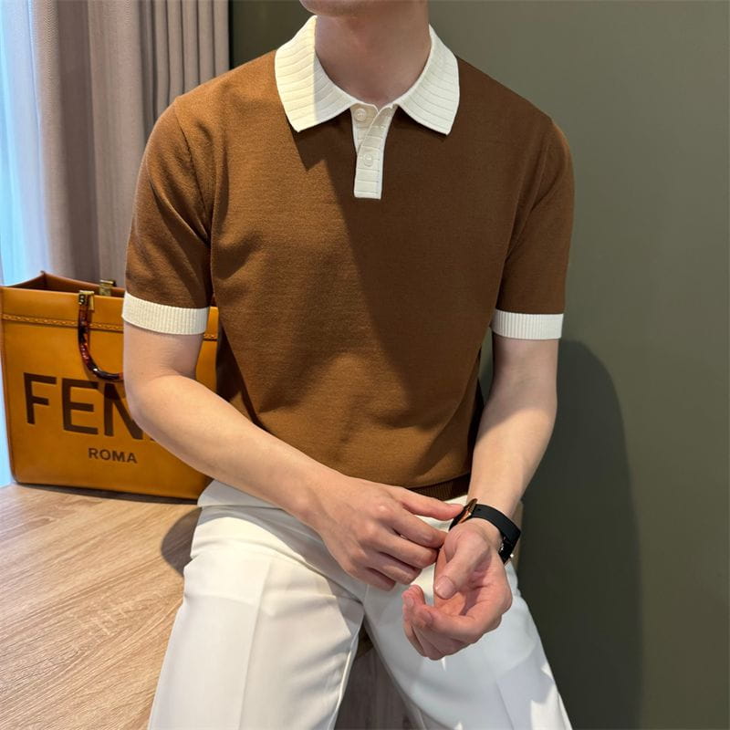 Camiseta tipo polo de punto con bloques de color marrón con cuello blanco y puños de las mangas, confeccionada en tejido de punto suave.