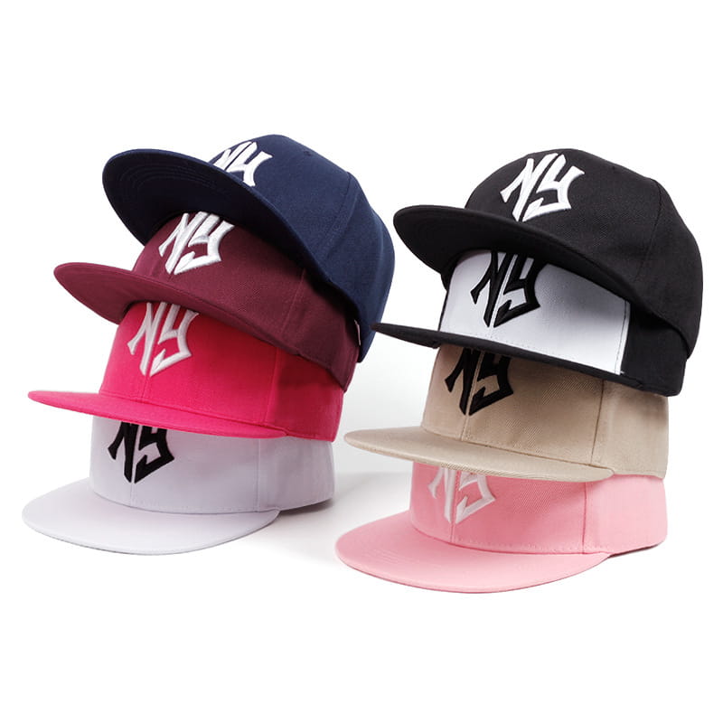 Gestapelte NY-bestickte Snapback-Hip-Hop-Mützen in Navy, Maroon, Pink, Weiß, Schwarz, Beige und Hellrosa, mit kontrastierenden bestickten Logos.